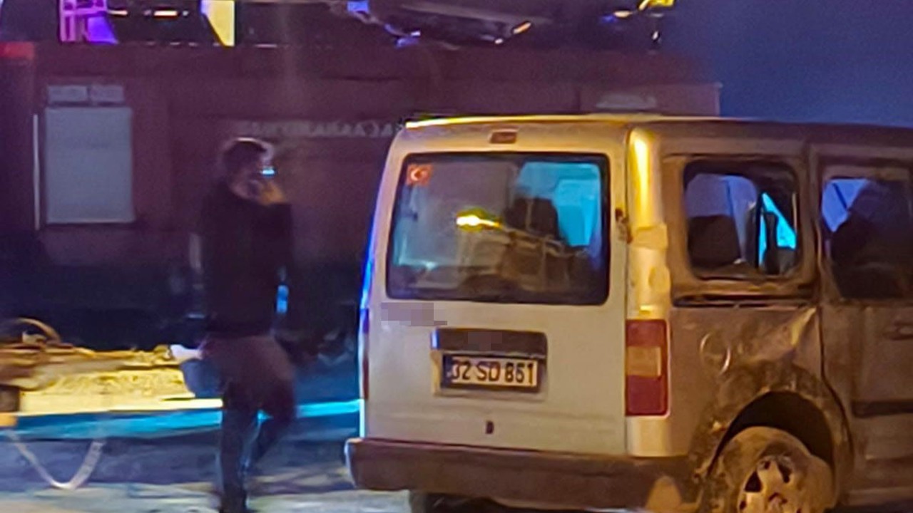 Isparta’da kontrolden çıkan hafif ticari araç devrildi: 2 yaralı
