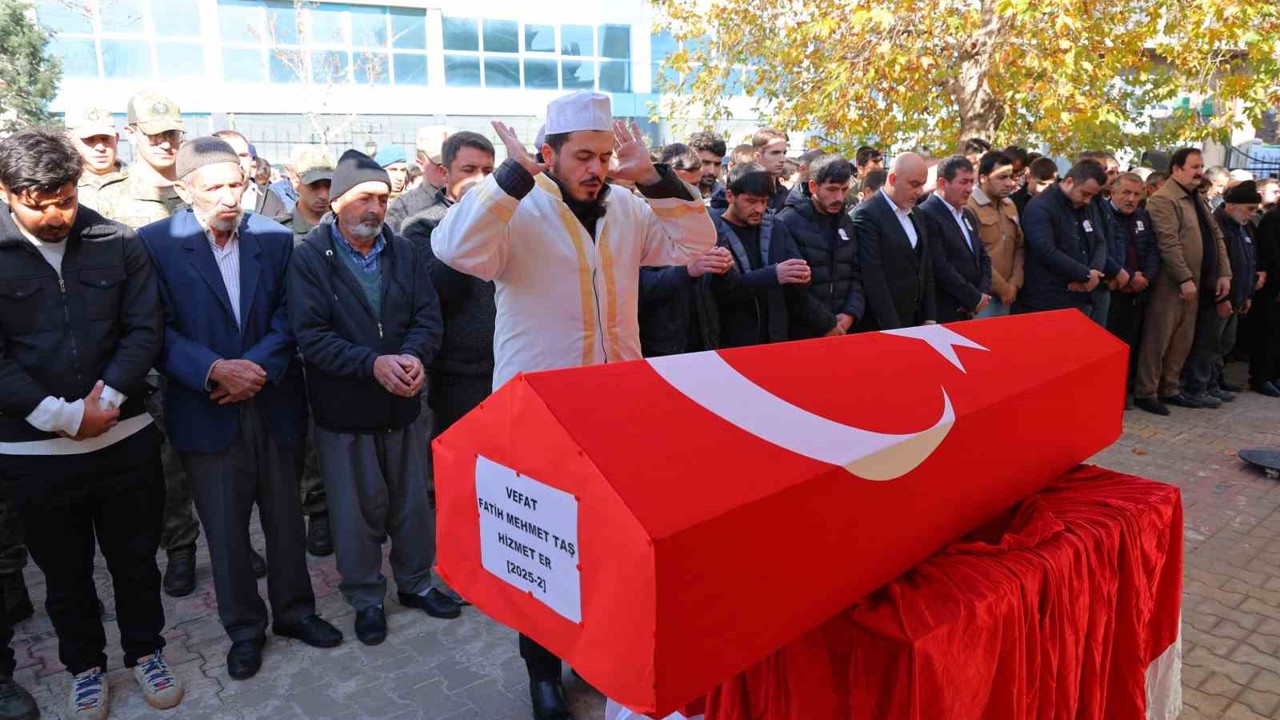 Terhis olduktan 5 gün sonra vefat eden genç son yolculuğuna uğurlandı
