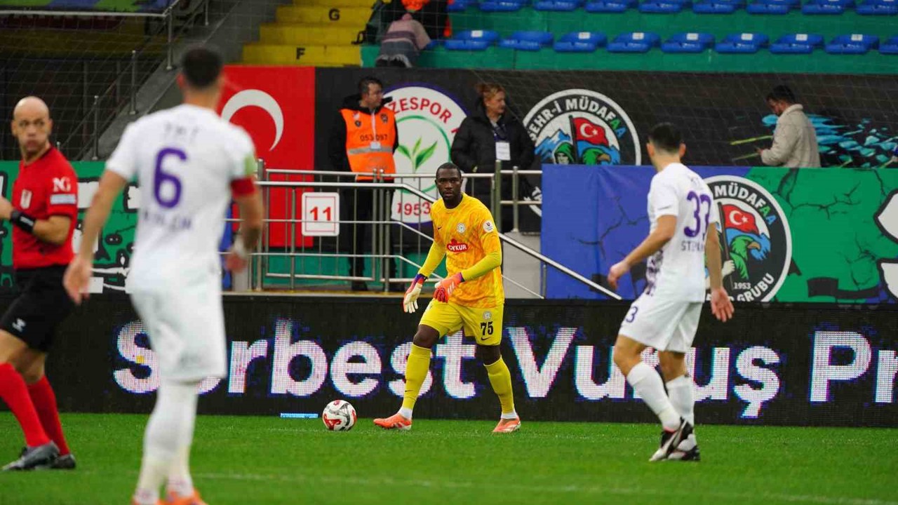 Trendyol Süper Lig: Çaykur Rizespor: 1 - Eyüpspor: 0 (İlk yarı)
