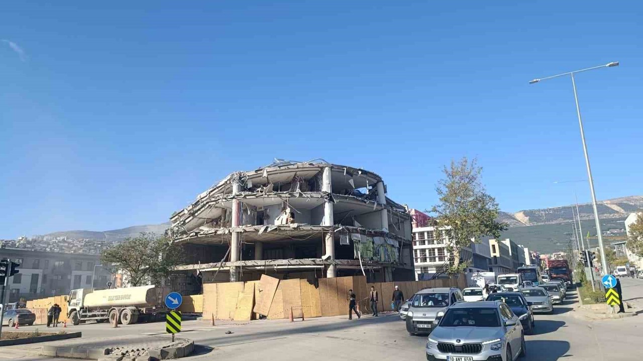Kahramanmaraş’ta depremde hasar alan iş merkezi yıkıldı
