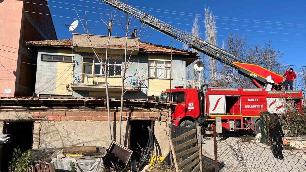 Uşak’ta evin çatısında çıkan yangın paniğe neden oldu
