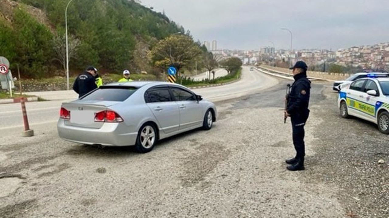 Bilecik’te yasal kalış hakkı bulunmayan 2 kişi yakalanarak, sınır dışı süreçleri başlatıldı
