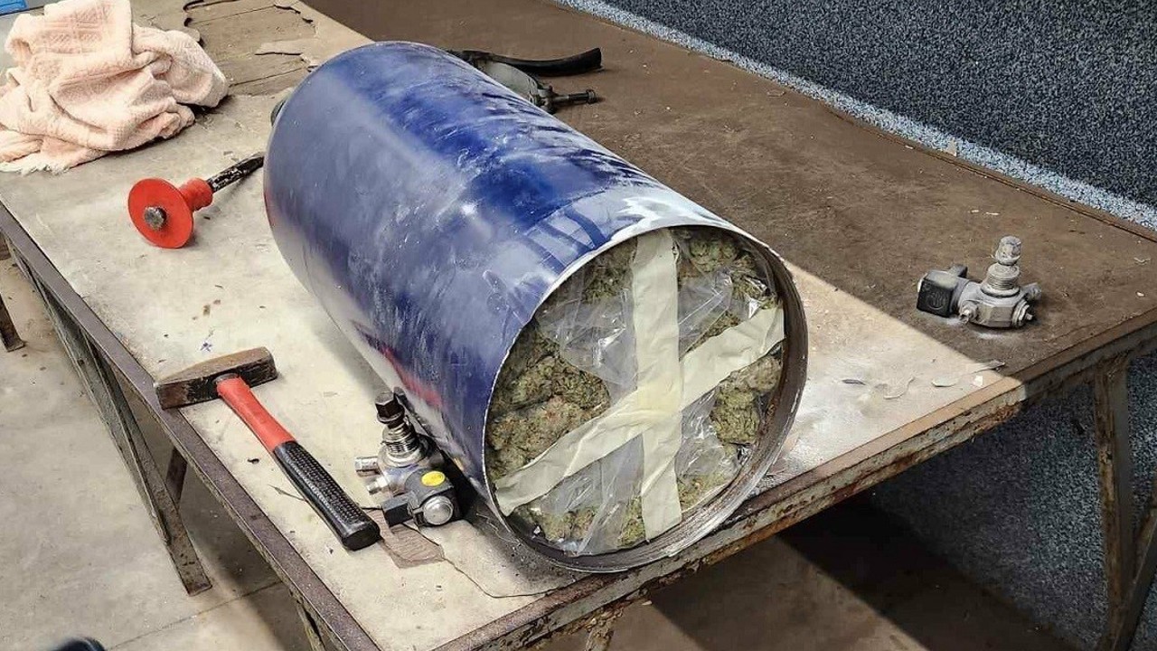 Oto gaz tüplerine gizlenen 70 kilo esrar yakalandı
