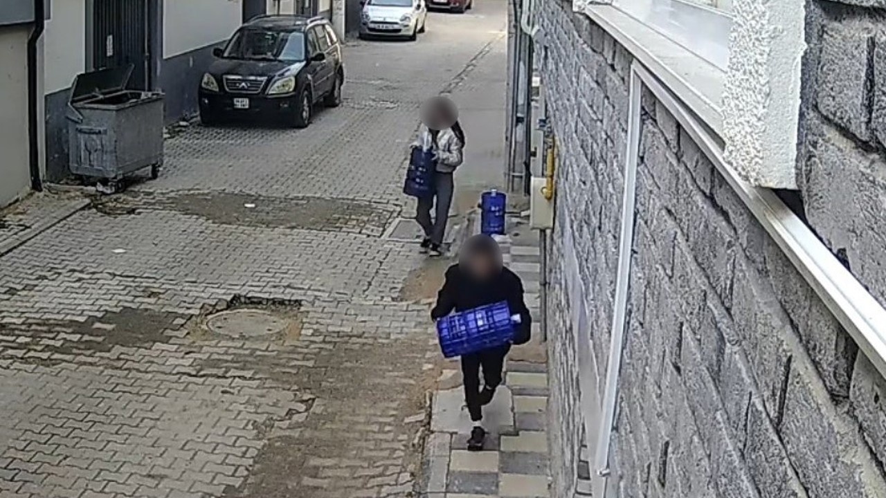 Eskişehir’de 2 çocuk apartman önündeki damacanaları çaldı
