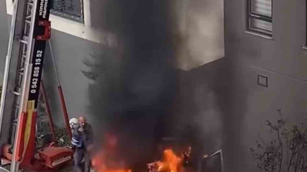Ev taşıma kabusa döndü... Vinç alev aldı, vatandaşlar damacanayla söndürmeye çalıştı
