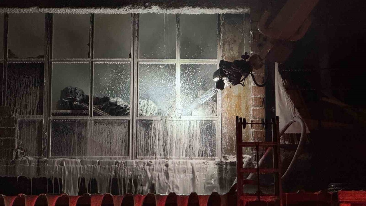 Hırdavat dükkanı alev topuna döndü, ekipler seferber oldu
