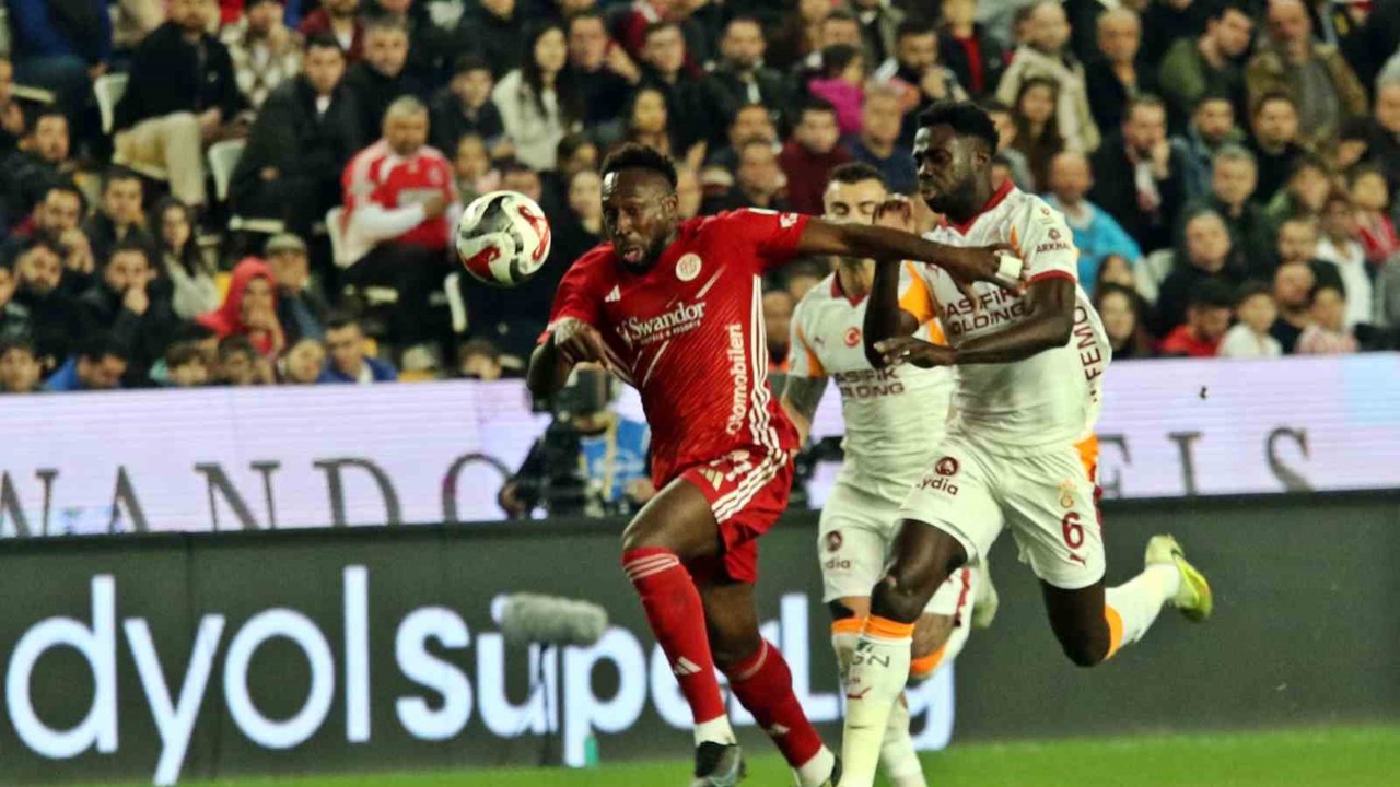 Trendyol Süper Lig: Antalyaspor: 0 - Galatasaray: 2 (İlk yarı)
