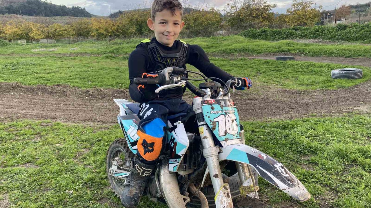 Minik motokrosçu Poyraz Kalender sezonu şampiyonlukla tamamladı
