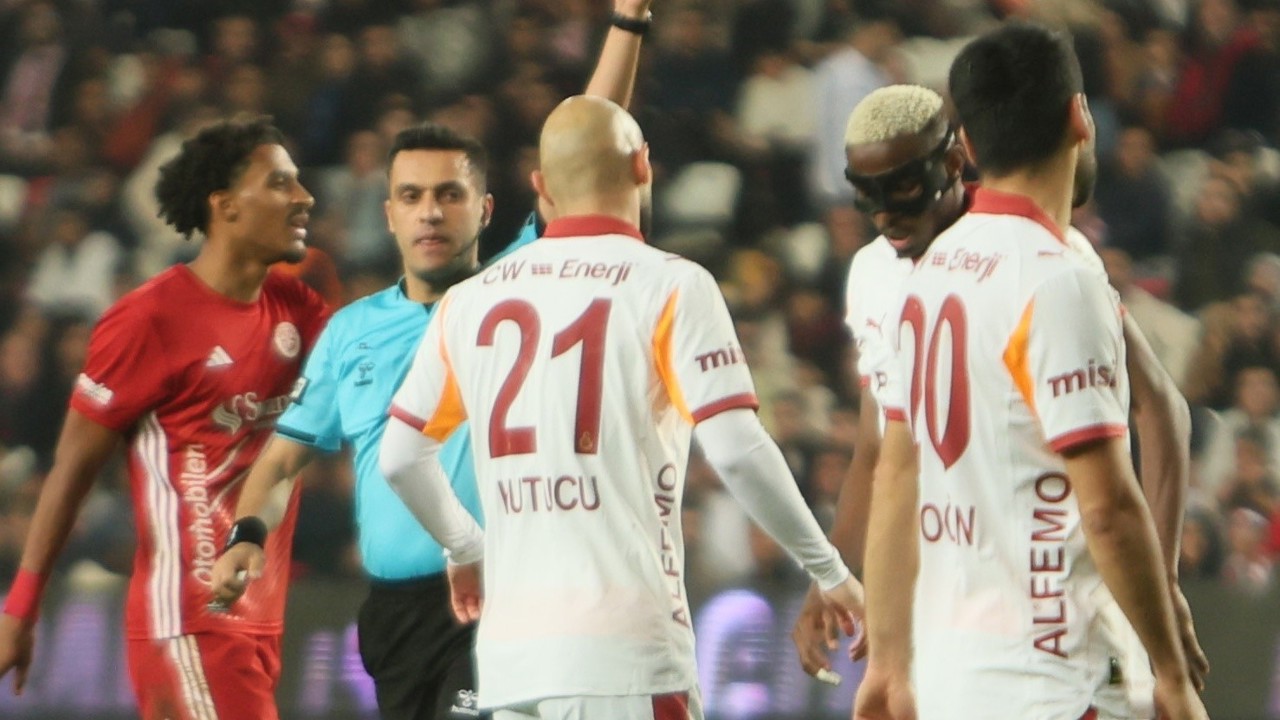 Victor Osimhen cezalı duruma düştü
