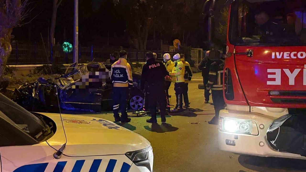 Kaldırıma çarpan otomobil 200 metre savruldu: 1 ölü, 1 ağır yaralı
