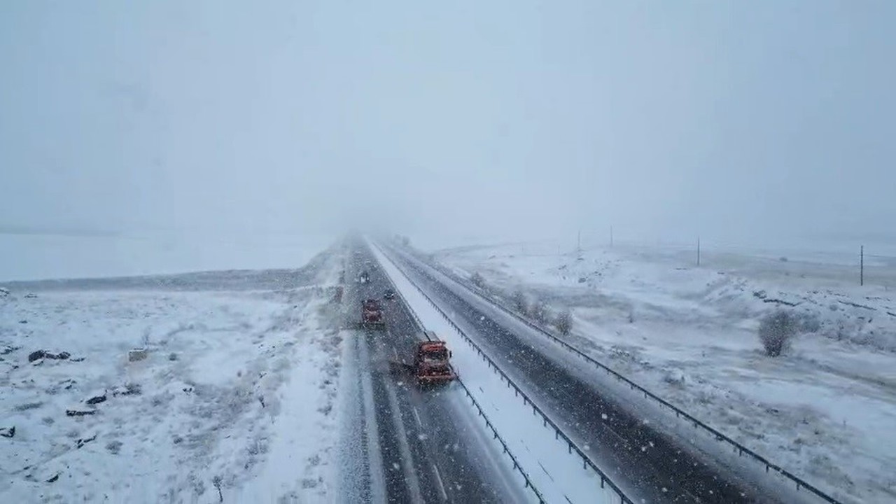 Turuncu kaplanların Bayburt-Gümüşhane yolunda karla mücadelesi sürüyor
