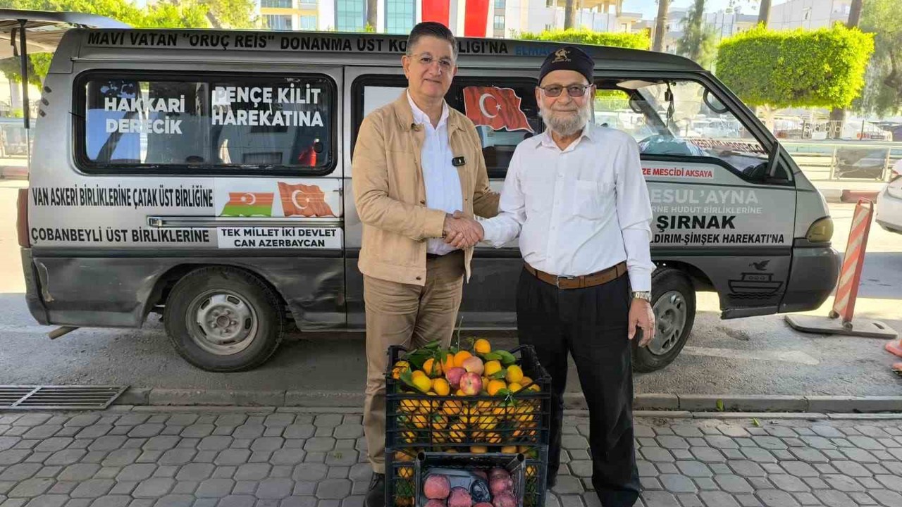Bahçesini don vuran ’Elmacı Dede’, Hatay’dan yüklediği mandalinaları Mehmetçiğe götürmek için yola çıktı
