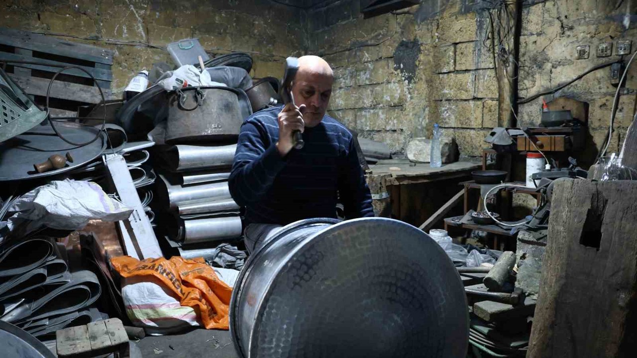 Kahramanmaraş’ta bakır ustalarının çekiç sesleri asırlık çarşıda hâlâ yankılanıyor
