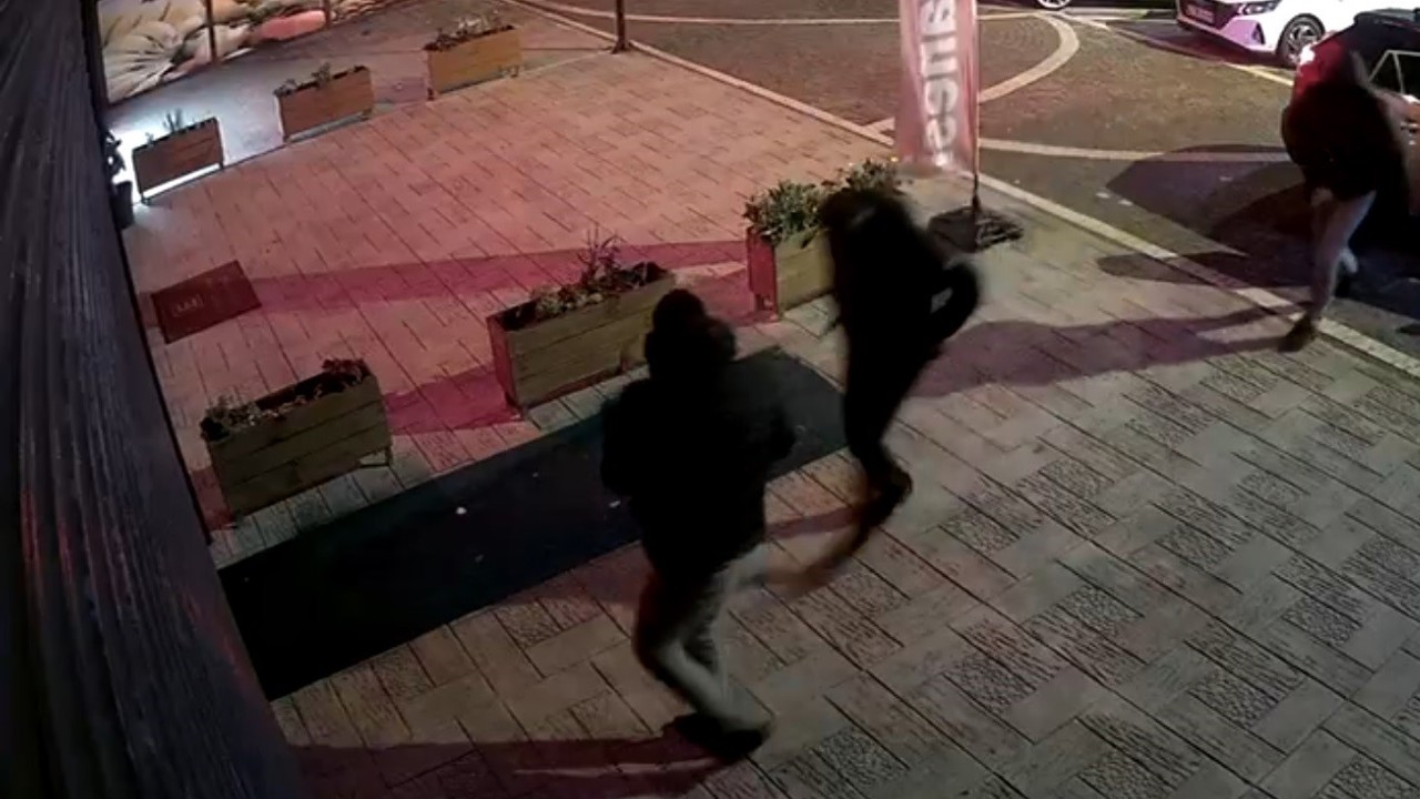 Esenyurt’ta kuyumcu soygunu girişimi kamerada: Hırsızlar alarm çalınca böyle kaçtı
