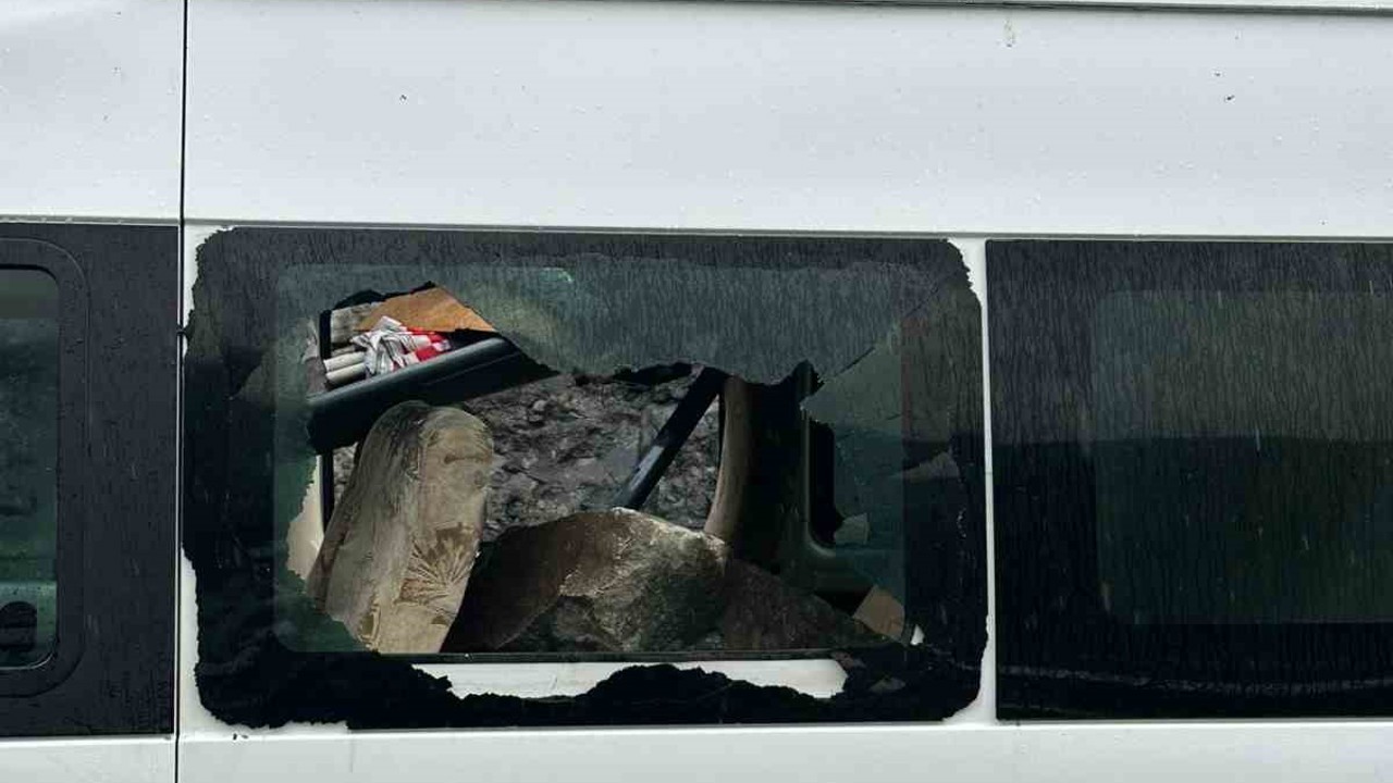 Minibüsün üzerine dev kayalar düştü, 3 kişi şans eseri kurtuldu
