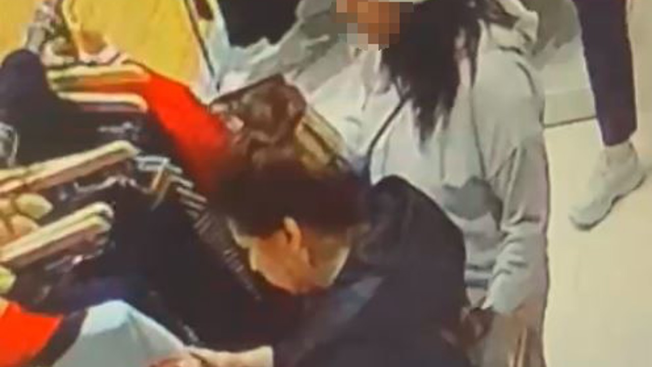 Kılıktıktan kılığa giren cep telefonu hırsızı kadın kamerada
