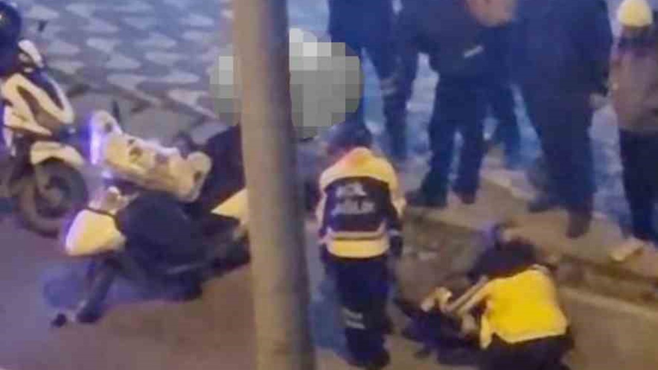 Seyir halindeyken motosikletten düşen kurye yaralandı
