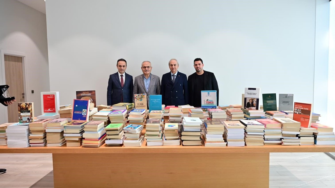 Prof. Dr. Fahrettin Tızlak’tan Antalya Kütüphanesi’ne 2000 kitaplık değerli bağış
