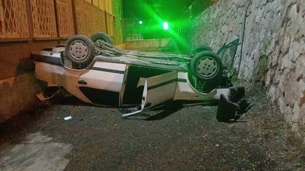 Otomobil istinat duvarından okulun bahçesine düştü: 2 yaralı
