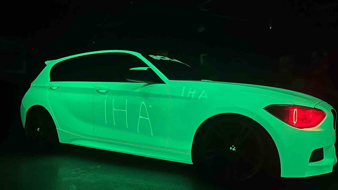 Dünyada eşi nadir olan araç gündüz beyaz, geceleri ise yeşil rengi ile parlıyor
