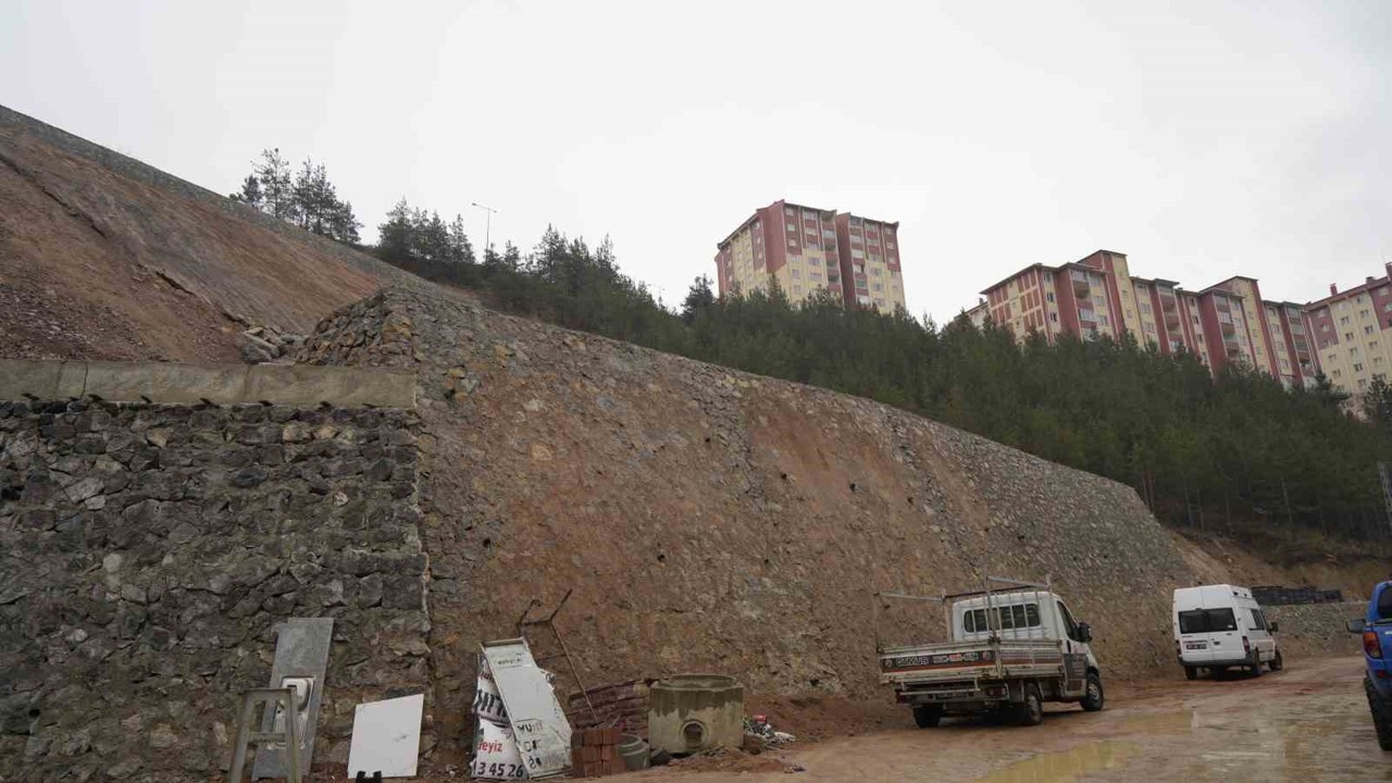 Heyelan sonrası yapılan istinat duvarlarında çatlaklar oluştu
