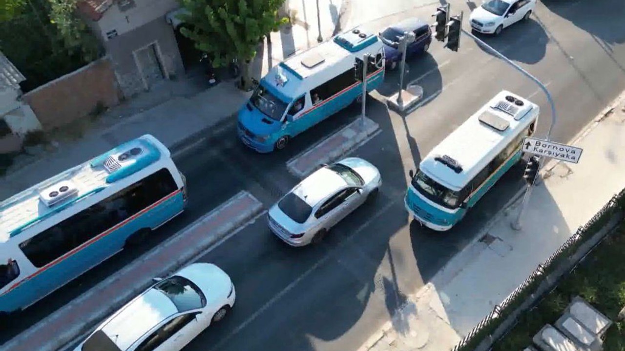 Trafikten kaçan dolmuş şoförü 200 metre ters şeritte gitti
