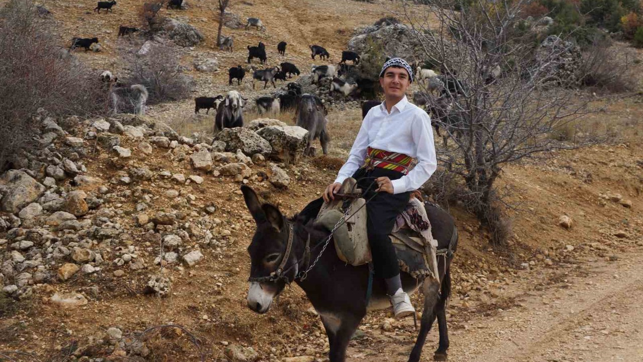 18 yaşındaki Yusuf söylediği manilerle ilgi odağı oldu
