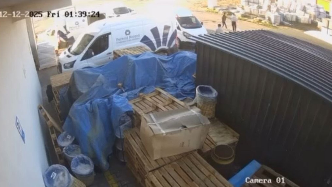 Adana’da bir kişinin bıçaklanarak öldürüldüğü olayın kamera kayıtları ortaya çıktı
