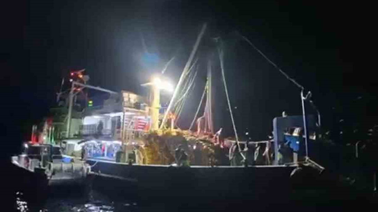 Gece yarısı teknelere baskın
