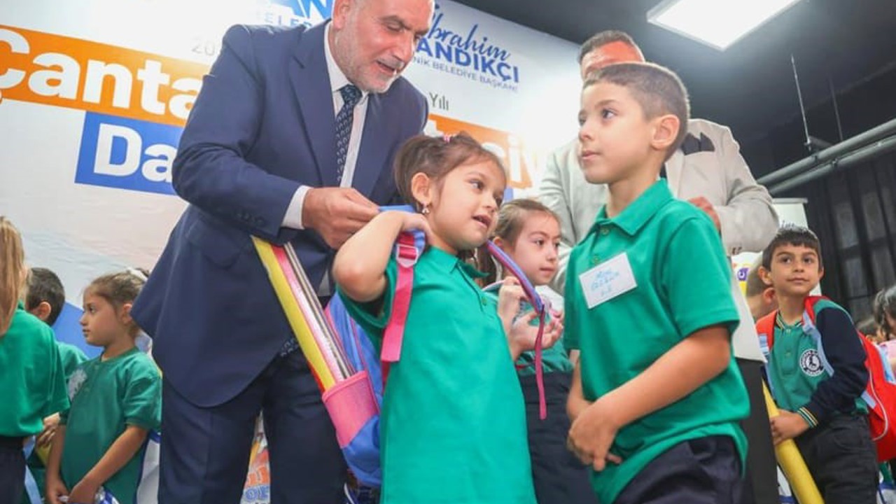 Başkan Sandıkçı: "Eğitim yolculuğunun her aşamasında öğrencilerimizin ve ailelerimizin yanındayız"
