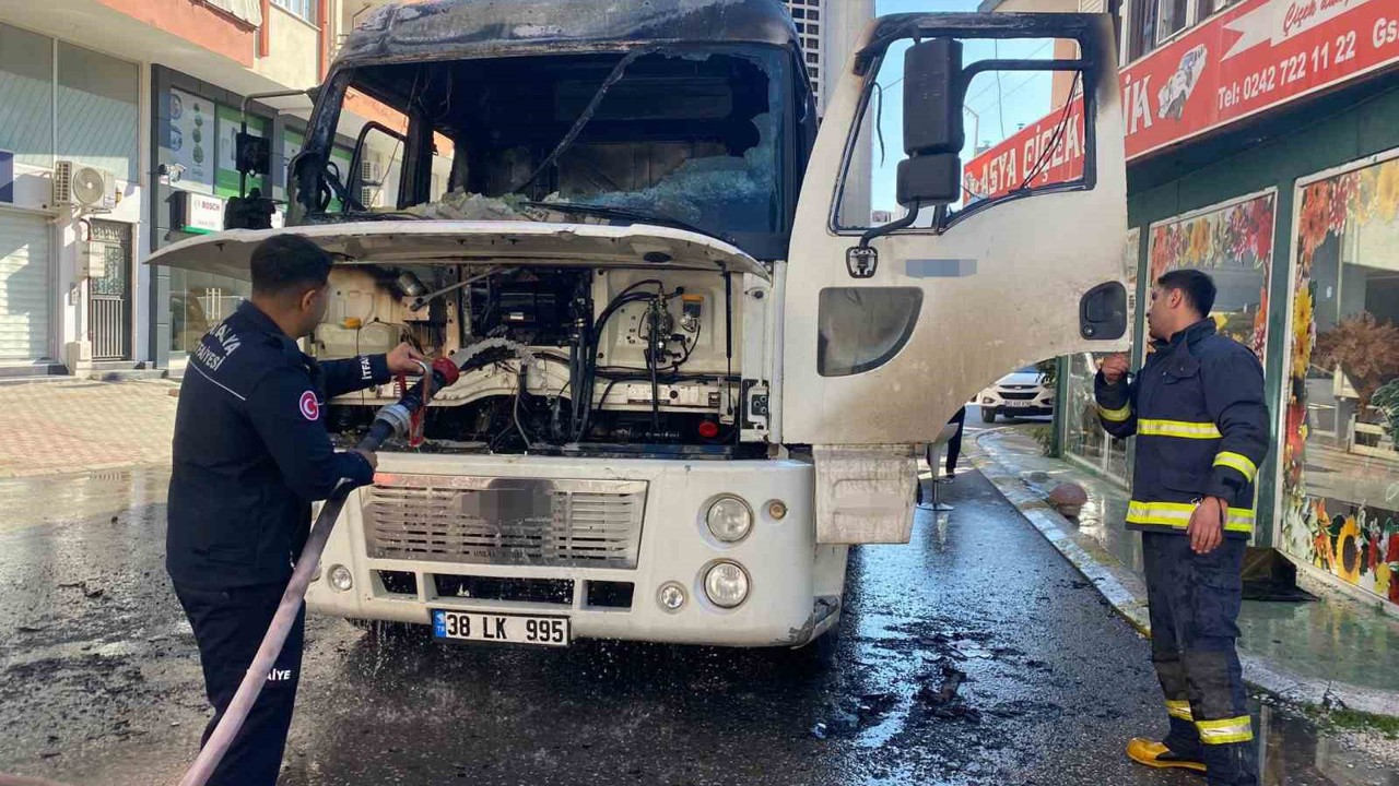 Park halindeyken alev alan kamyon kullanılamaz hale geldi
