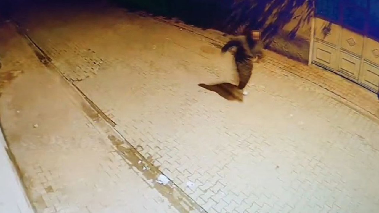 Adana’da evin camlarına taş atıp kaçtı: O anlar kamerada
