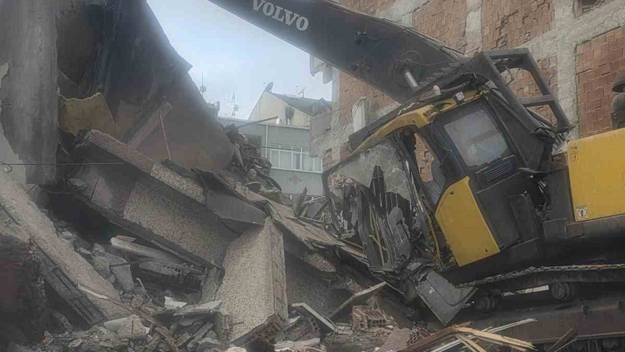 Zeytinburnu’nda yıkım sırasında beton parçaları iş makinesinin üzerine düştü: Operatör yaralandı
