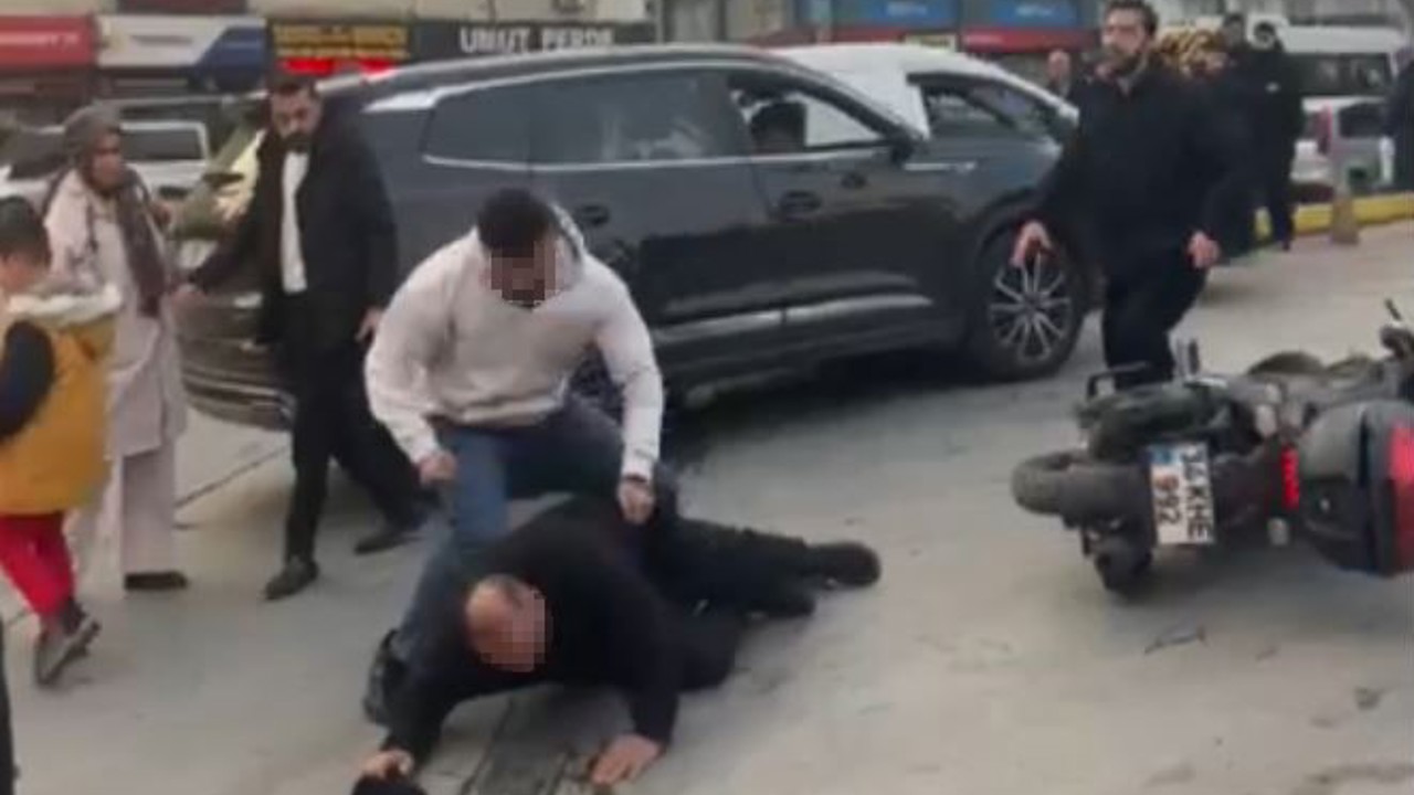 Esenyurt’ta trafikte tartıştığı araç sürücüsünü öldüresiye dövdü: O anlar kamerada
