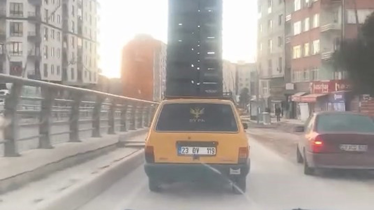 Otomobilin tavanında sebze kasaları taşıdı, trafiği tehlikeye attı
