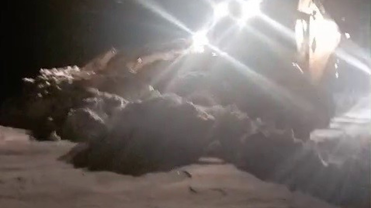 Tekman’da karla mücadele ekipleri kapalı mahalle yollarını açmak için seferber oldu
