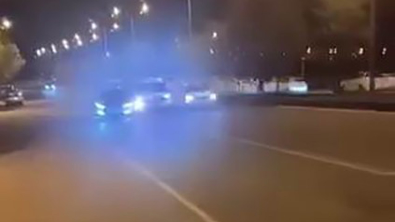 Yolu çekerken kaza anını kaydettiler
