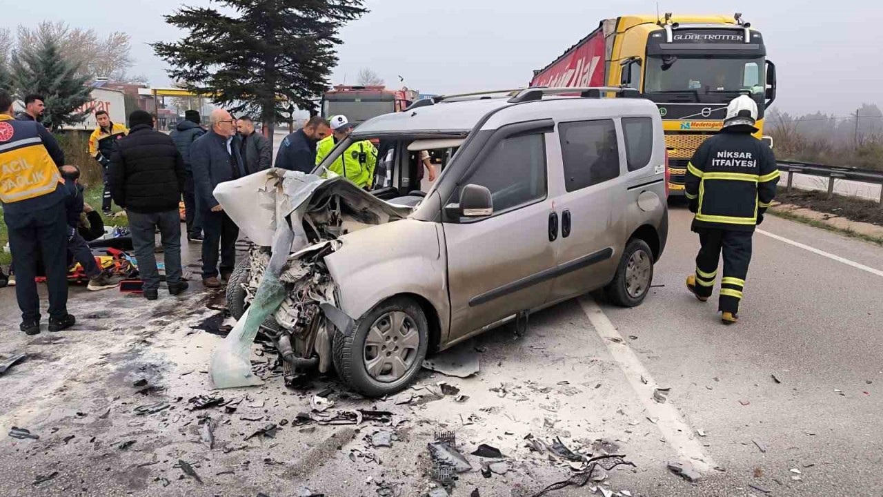 Tırla çarpışan hafif ticari araç alev aldı: 5 yaralı
