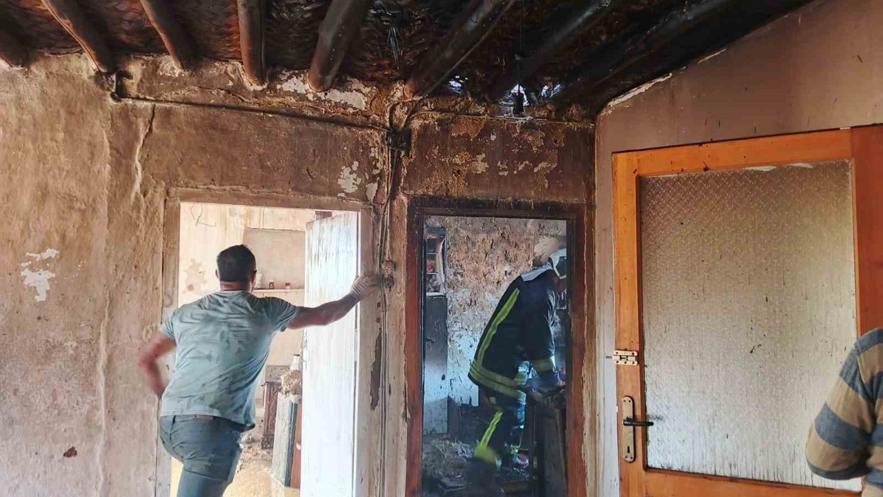 Şarkikaraağaç’ta çıkan yangında iki katlı evin bir bölümü yanarak küle döndü
