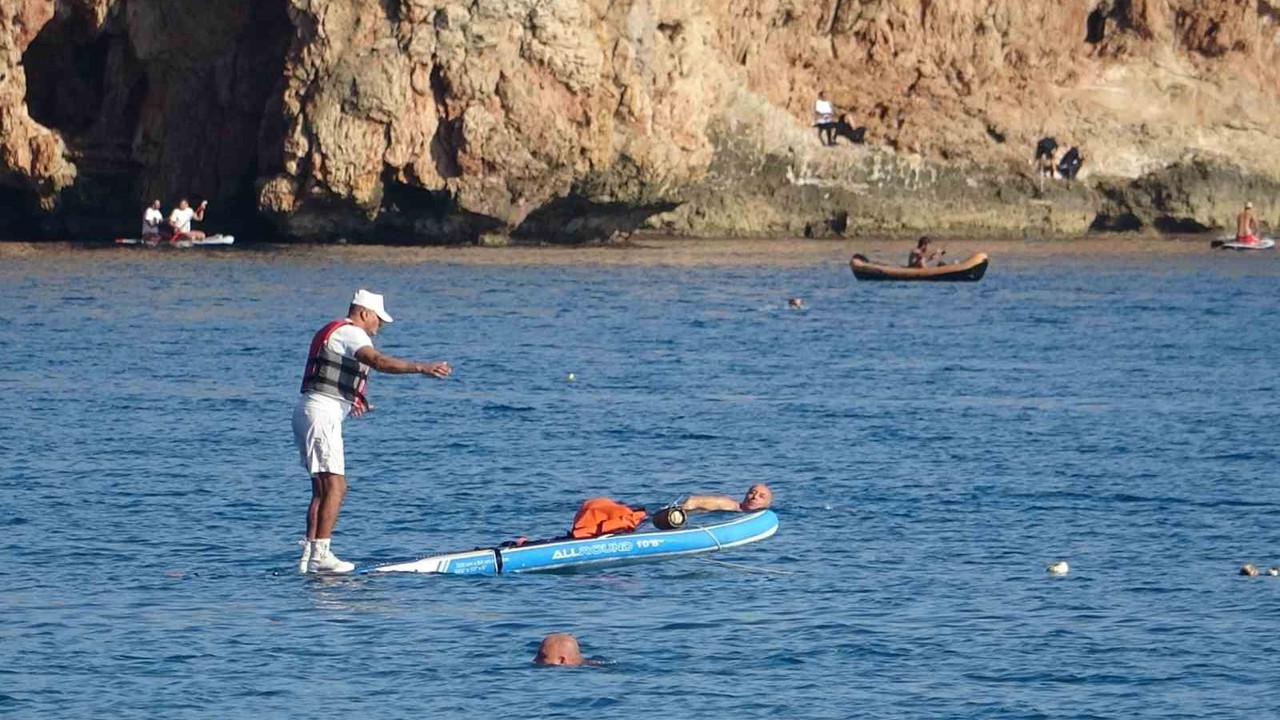 Karlı dağların gölgesinde 20 derecelik sıcak havada deniz keyfi yaptılar

