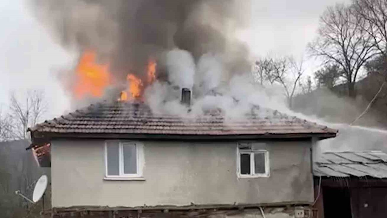 Kastamonu’da 2 katlı ev alev alev yandı
