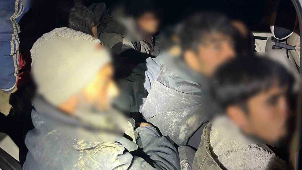 Iğdır’da bir araçta 12 düzensiz göçmen ve 2 organizatör yakalandı
