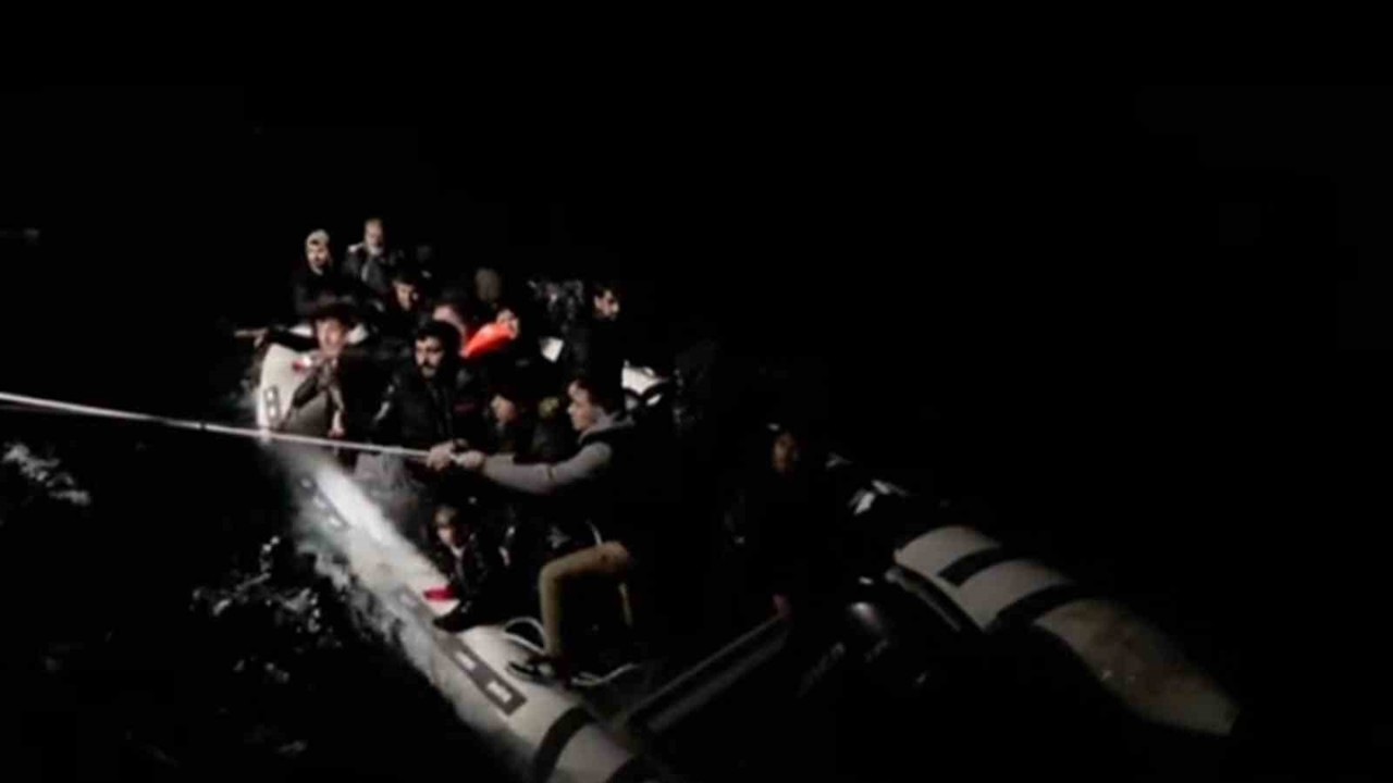 13’ü çocuk 29 düzensiz göçmen kurtarıldı, 2 göçmen kaçakçısı yakalandı
