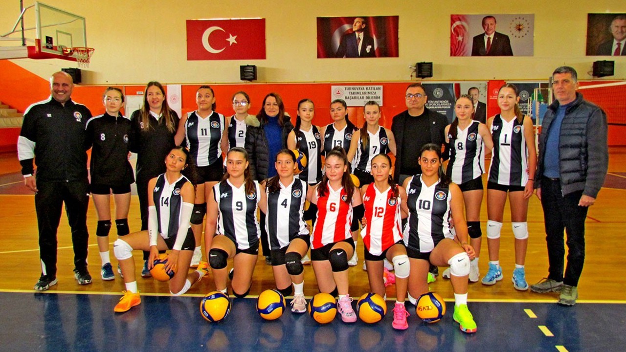 Çeşme Belediyespor Küçük Kız Voleybol Takımı şampiyonluğunu ilan etti
