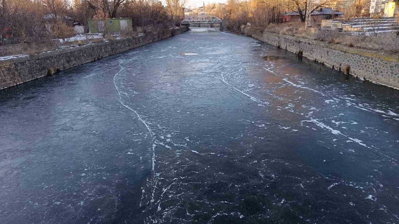 Kars eksi 15’i gördü: Kars Çayı 1 günde dondu
