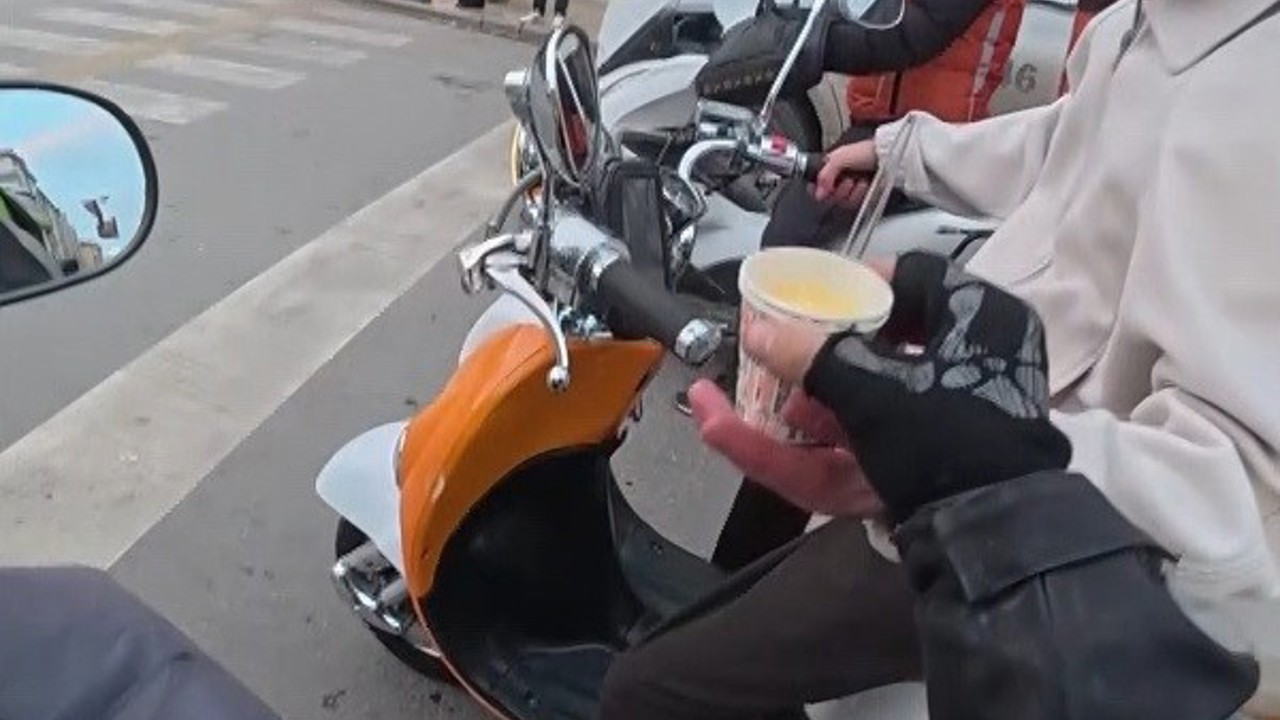 Motosikleti ile trafikte boza ikramı
