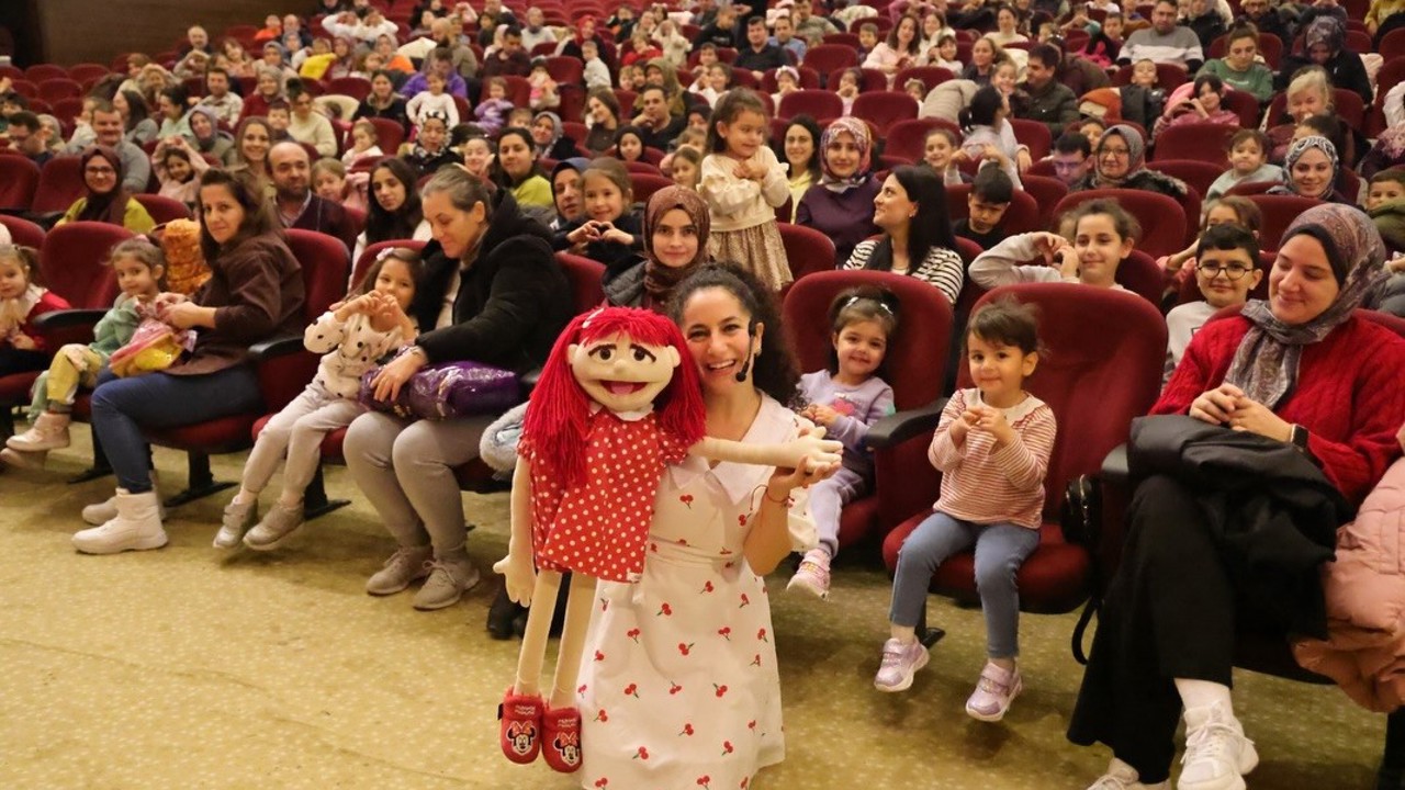 Kütahya’da ’Ecem ile Çilek Vantrolog Gösterisi’ne çocuklardan ilgi
