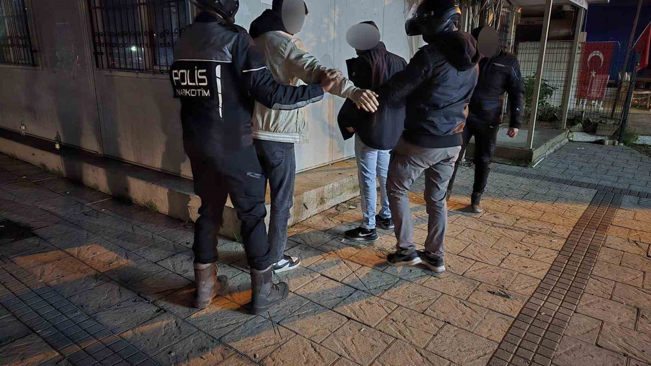 Parklarda, sokaklarda uyuşturucu içen 12 kişi suçüstü yakalandı
