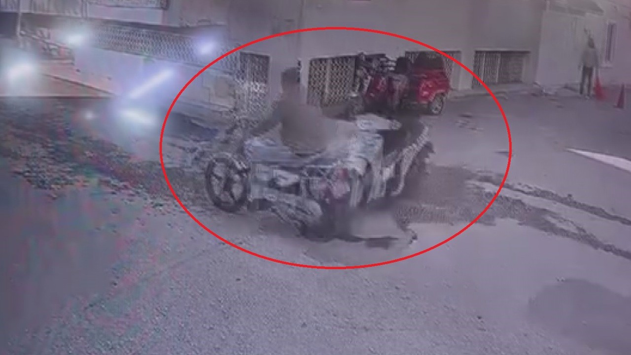 Motosikletlerin kafa kafaya çarpıştığı anlar kameraya yansıdı
