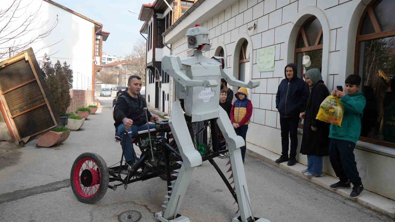 Hurda malzemelerden robot yaptı: Gören telefonuna sarılıyor
